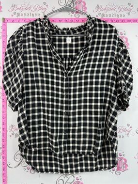 GAP T-shirt button up Black and White Check Button-Front Puff Sleeve Top